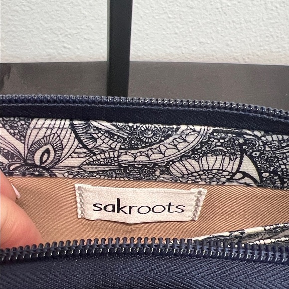 Sakroots | Navy Smart Phone Crossbody/Wallet/Wristlet - Picture 9 of 16